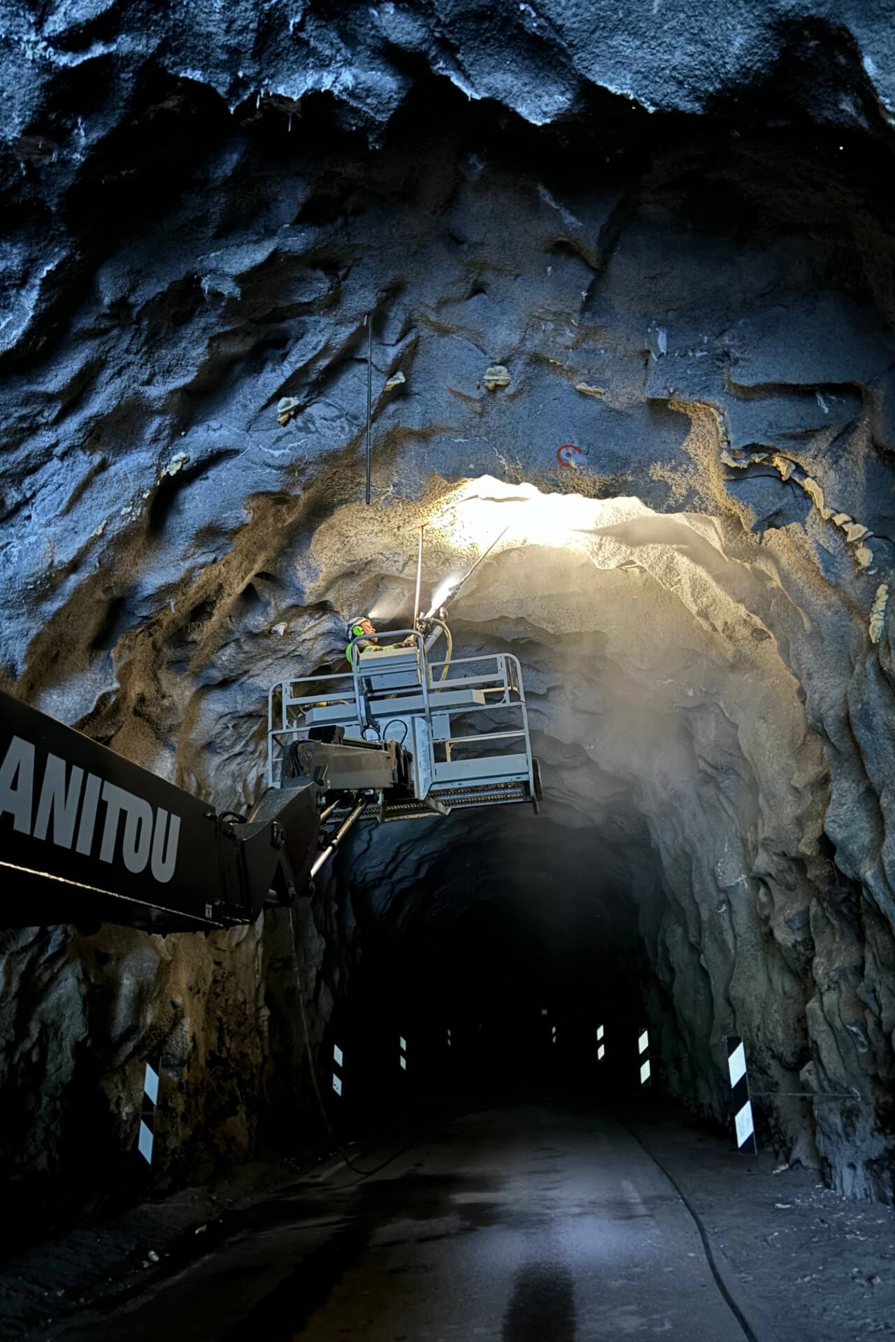Anleggsarbeider borer i fjell under tunellarbeid