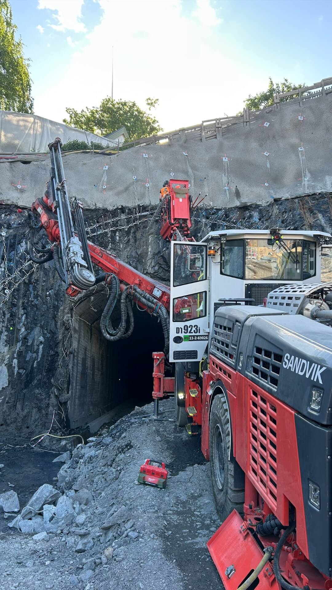 Sandvik boremaskin ved tunnelinngang
