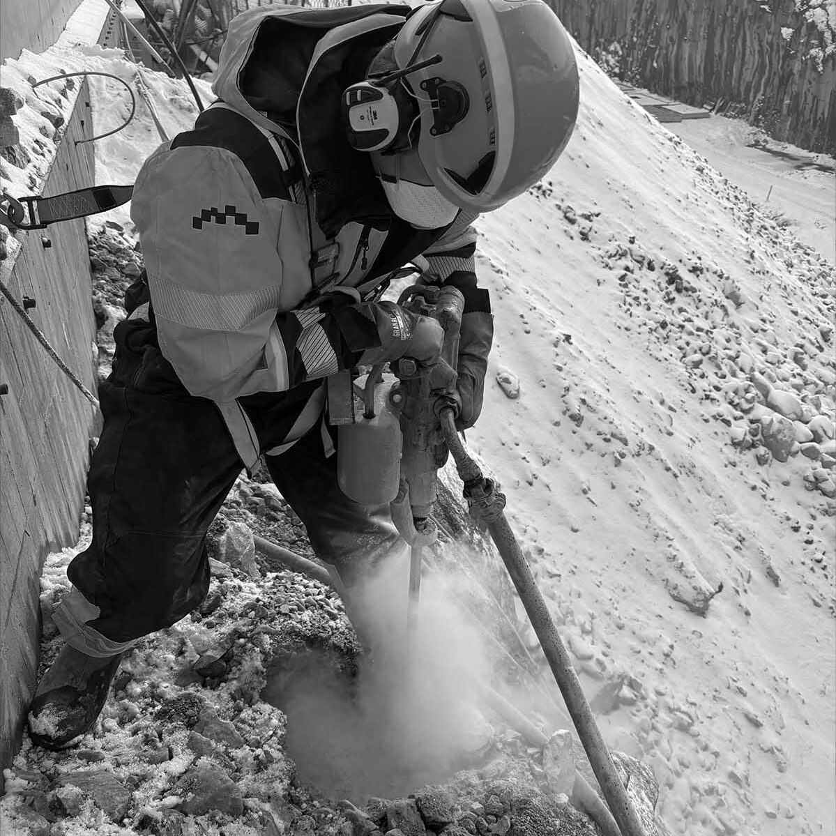 Anleggsarbeider jobber med fjellsikring, SB Anleggsteknikk leverer prosjekter over hele Norge