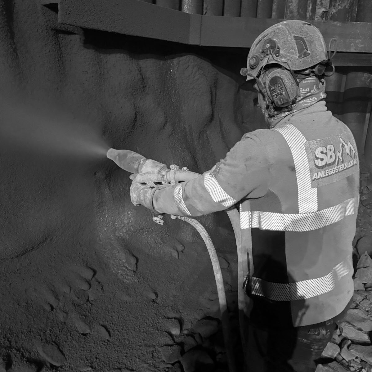 Sproytebetong i tunnel fra SB anleggsteknikk Sprøytebetong i tunnel fra SB anleggsteknikk